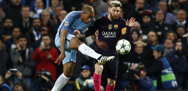 Fernandinho e Messi disputam bola no duelo Manchester City x Barcelona - Reuters