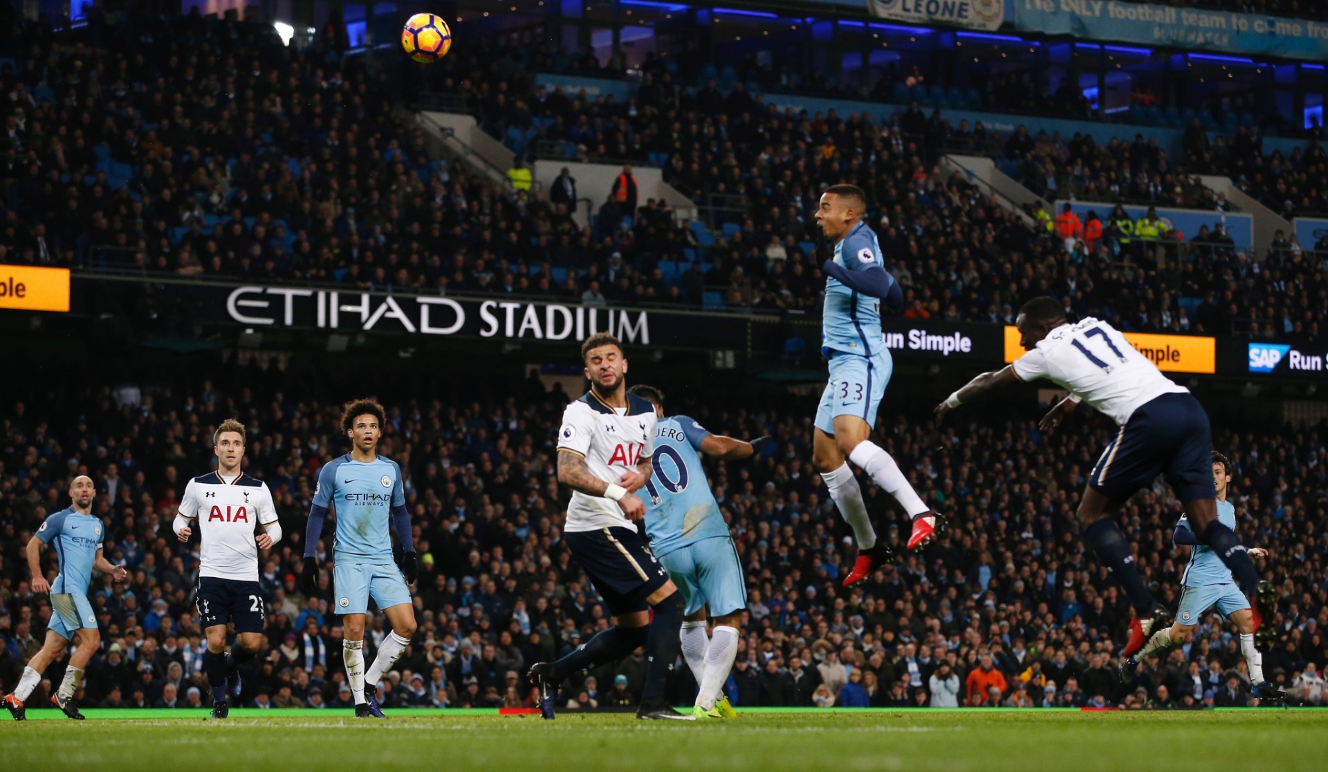 Gabriel Jesus ganha na jogada aérea, mas cabeceia para fora em sua estreia no City - Andrew Yates/Reuters