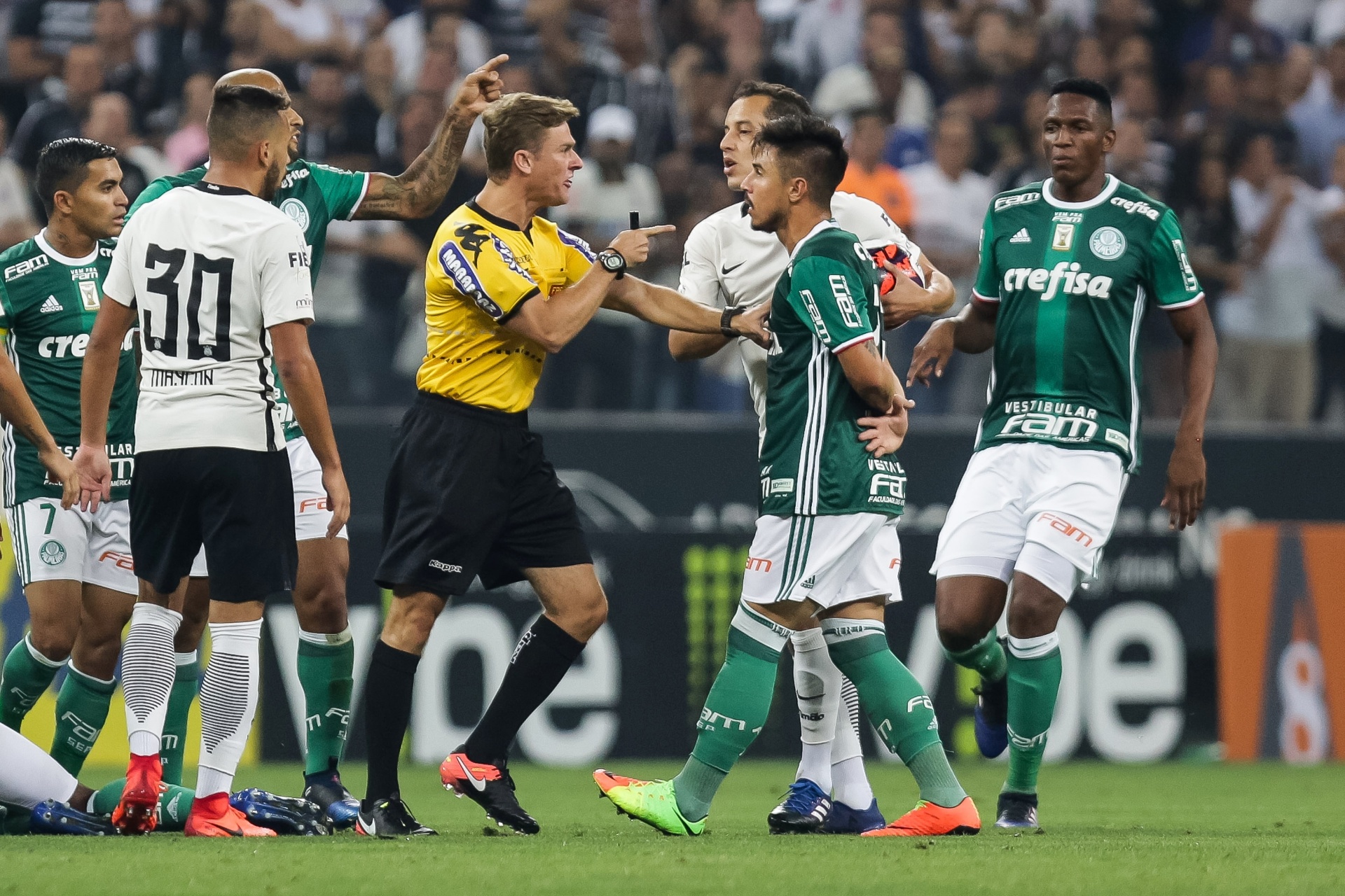 O árbitro Thiago Duarte Peixoto dá bronca no palmeirense Willian durante clássico contra o Corinthians - RODRIGO GAZZANEL/FUTURA PRESS/FUTURA PRESS/ESTADÃO CONTEÚDO