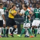 O árbitro Thiago Duarte Peixoto dá bronca no palmeirense Willian durante clássico contra o Corinthians - RODRIGO GAZZANEL/FUTURA PRESS/FUTURA PRESS/ESTADÃO CONTEÚDO