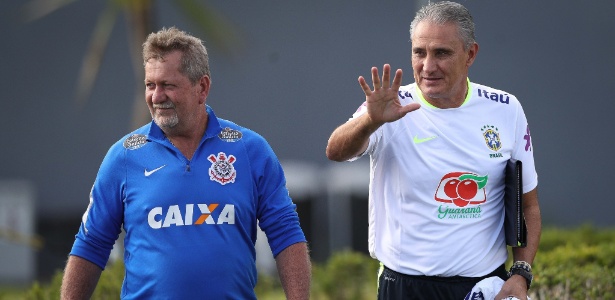 Tite chegou ao campo ao lado de funcionário do Corinthians - Pedro Martins / MoWA Press