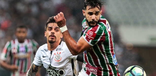 Observado por Fagner, o atacante Henrique Dourado domina a bola no jogo entre Corinthians e Fluminense, em Itaquera - Ale Cabral/AGIF