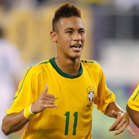 Neymar estreava na seleção brasileira há 10 anos; Fifa homenageia jogador