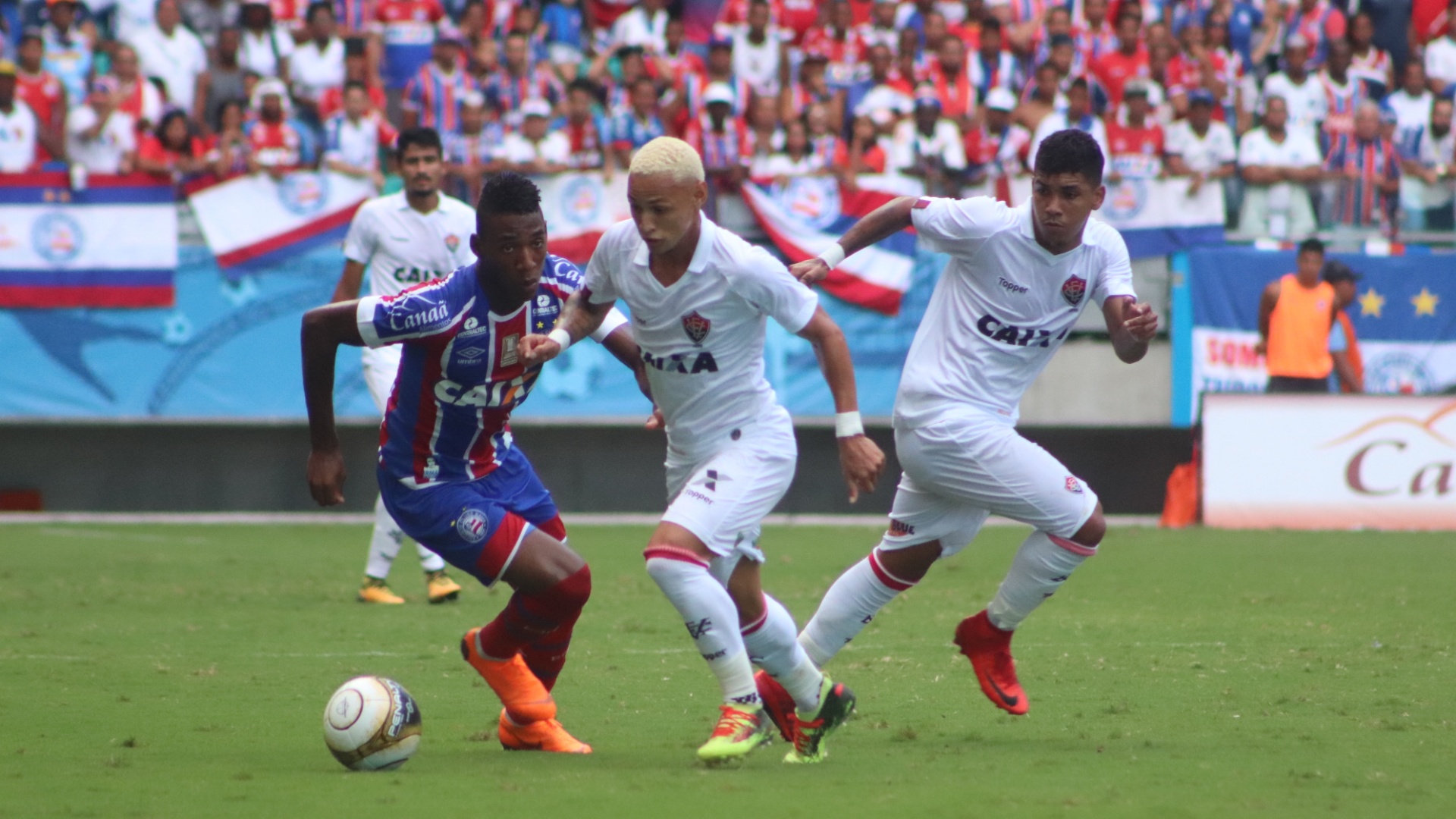 O atacante Neilton em lance da partida entre Bahia e Vitória, pela final do Baiano