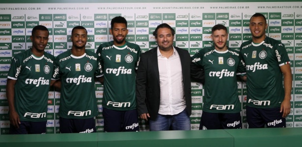 Mattos, diretor do Palmeiras, posa para a foto com as cinco contratações de 2019 - Cesar Greco/Ag. Palmeiras/Divulgação