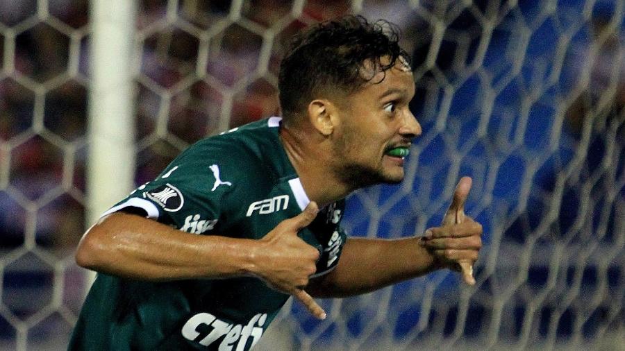 Gustavo Scarpa comemora gol do Palmeiras contra o Junior Barranquilla - JORGE PAYARES/EFE
