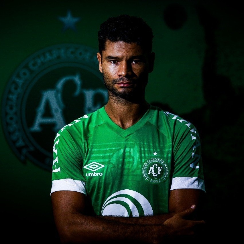 Chapecoense anuncia lateral esquerdo Kelvyn e volante Foguinho