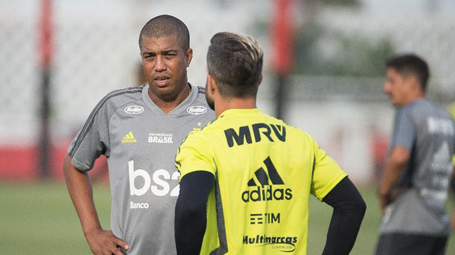 O interino Marcelo Salles conversa com Diego (costas) no CT Ninho do Urubu - Alexandre Vidal/ Flamengo