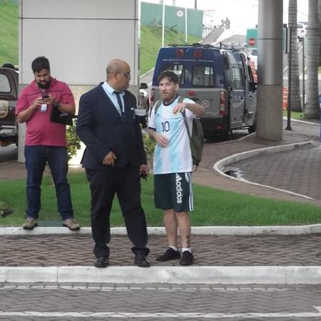 Sósia de Messi conversa com segurança após perder celular - Gabriel Carneiro/UOL - Gabriel Carneiro/UOL