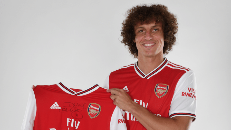 David Luiz posa com a camisa do Arsenal após ser anunciado pelo clube - Reprodução/Site Arsenal FC