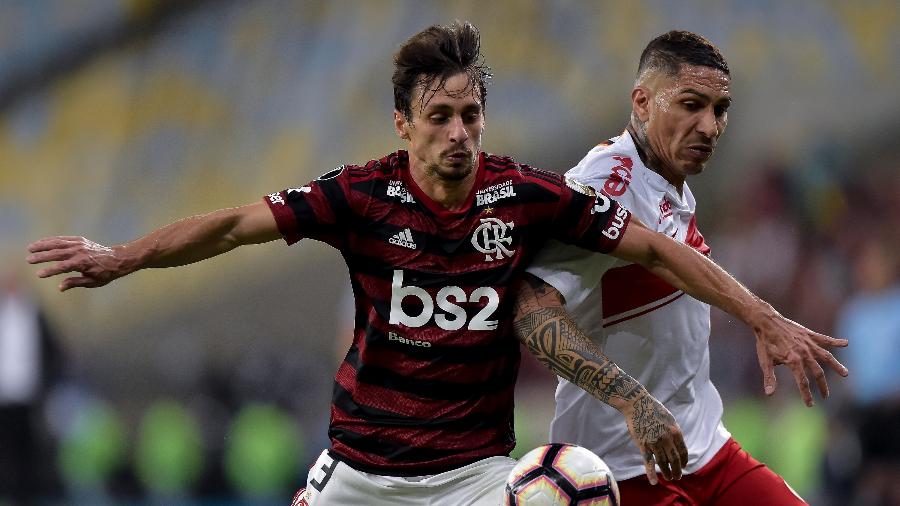 Rodrigo Caio marca Guerrero na partida entre Flamengo e Internacional pela Libertadores - Thiago Ribeiro/AGIF