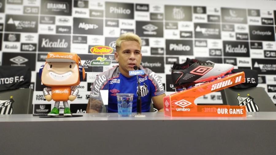 Soteldo concede entrevista coletiva no Santos - UOL