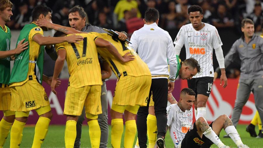 Corinthians caiu na Libertadores (foto); na Sul-Americana, Fluminense, Atlético-MG, Goiás e Fortaleza já se despediram - NELSON ALMEIDA / AFP