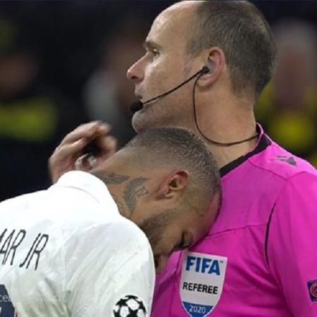 Neymar já recebeu afago do árbitro Antonio Mateu Lahoz - Reprodução/Facebook/Esporte Interativo