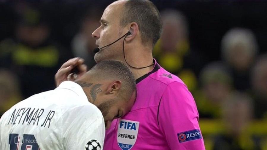 Gesto entre Neymar e árbitro na partida de ida das oitavas de final da Champions, entre Borussia Dortmund e PSG, viralizou na web - Reprodução/Facebook/Esporte Interativo
