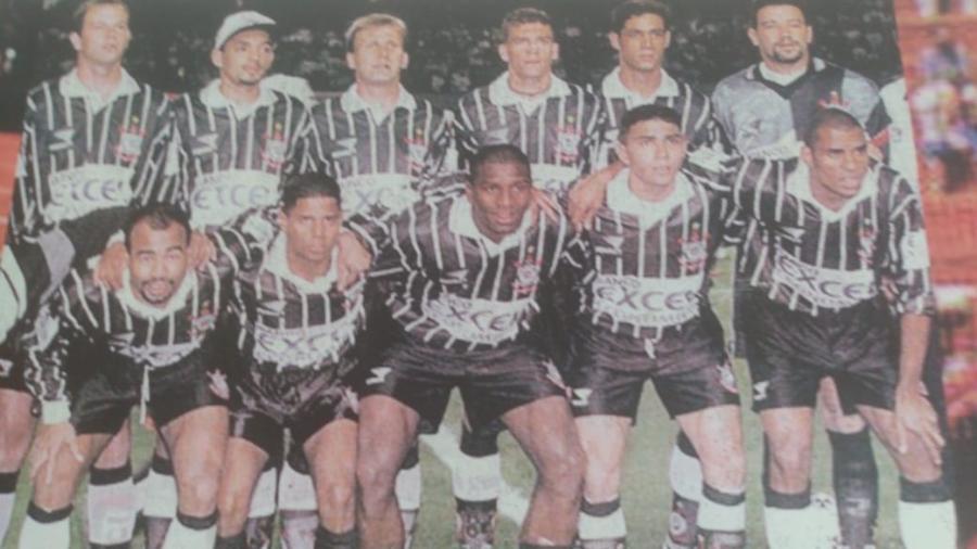 Fabio Augusto (acima, entre André Luiz e Henrique) fez parte do Corinthians de 97 - Arquivo pessoal/Fabio Augusto