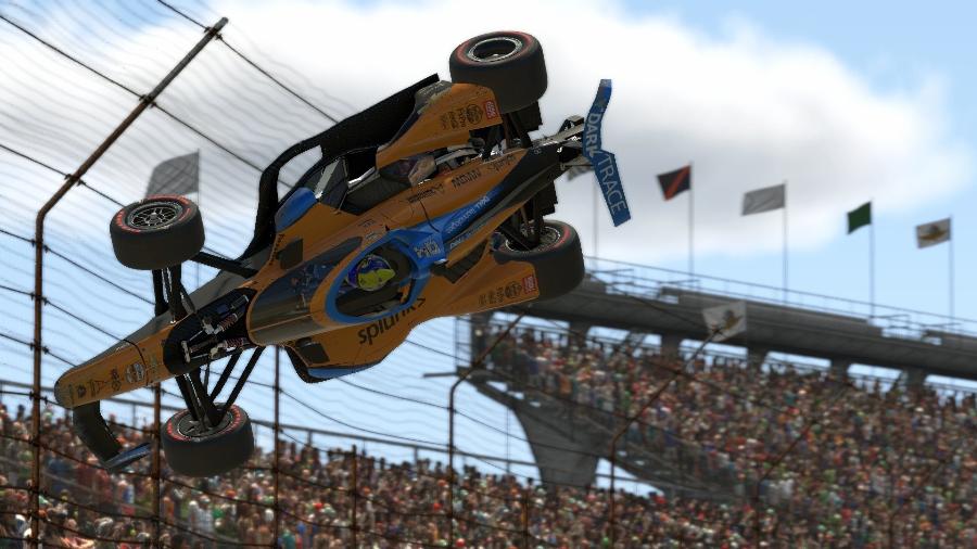 Lando Norris "capota" em corrida virtual após levar toque nas 500 Milhas de Indianápolis - Reprodução