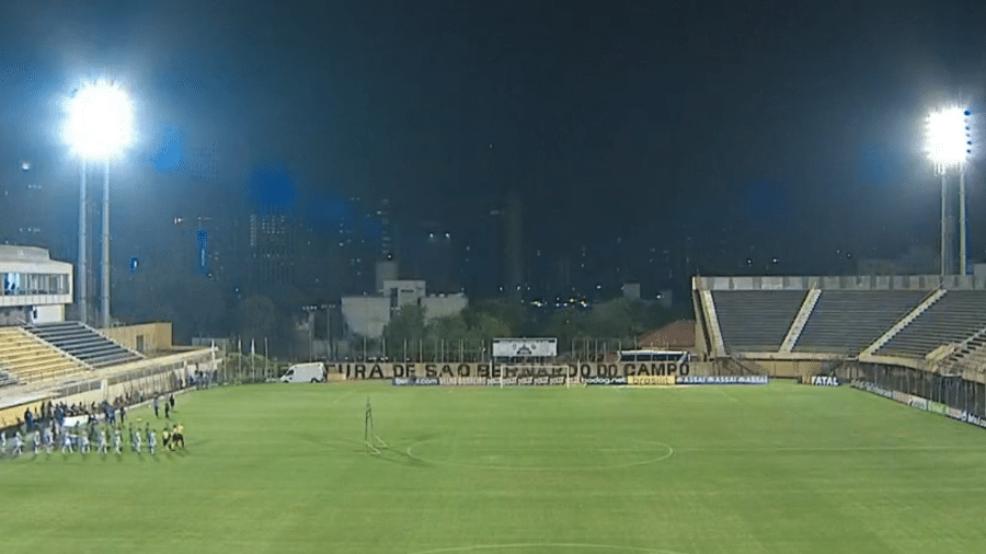 Jogo entre Botafogo-SP e Guarani ocorreu em São Bernardo por conta de restrições da pandemia do novo Coronavírus - Reprodução/Sportv