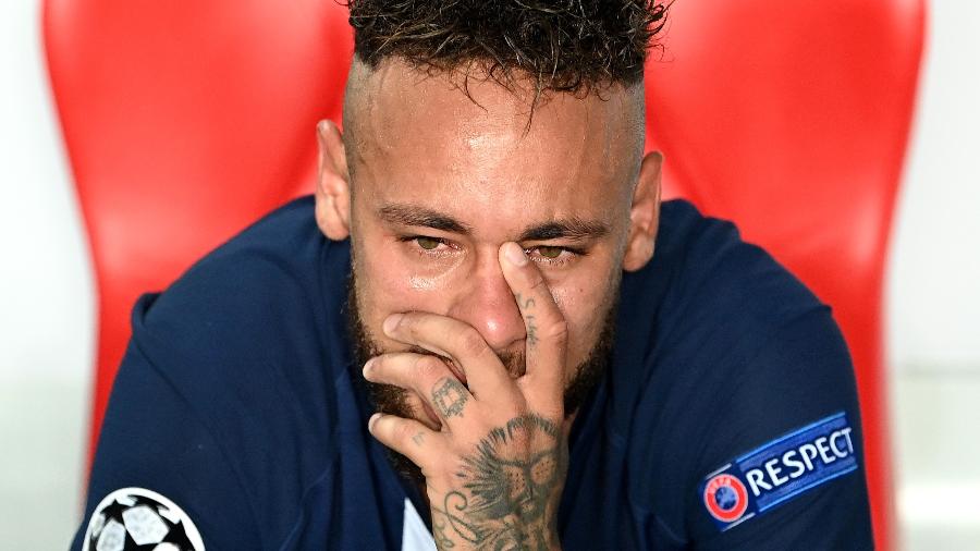 Frustrado, Neymar chora após a derrota do PSG para o Bayern na final da Liga dos Campeões - Getty Images