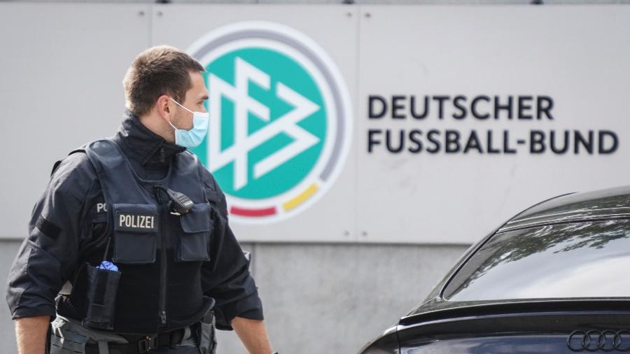 Policial é fotografado em frente à sede da Federação Alemã de Futebol durante uma operação judicial contra a entidade - Frank Rumpenhorst/picture alliance via Getty Images