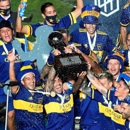 Carlitos Tevez ergue troféu da Copa Diego Maradona após título do Boca Juniors - REUTERS/Andres Larrovere