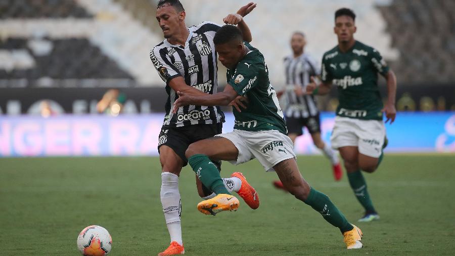 Diego Pituca, do Santos, e Danilo, do Palmeiras, disputam bola durante a final da Libertadores, no Maracanã - Ricardo Moraes/Getty Images