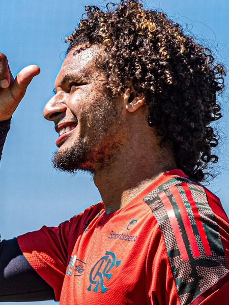 Willian Arão sorri durante treino do Flamengo no Ninho o Urubu - Alexandre Vidal/Flamengo