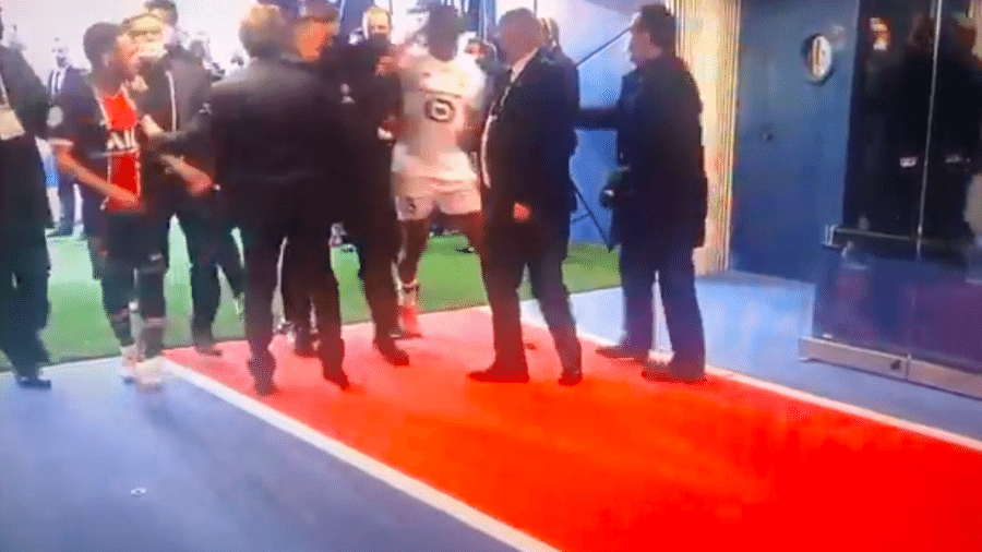 Neymar discute com rival após expulsão, e seguranças evitam briga em túnel - Transmissão