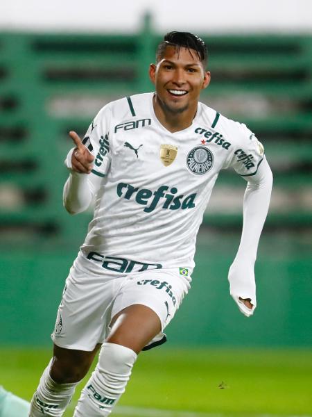 Rony comemora um de seus gols pelo Palmeiras contra o Defensa y Justicia pela Libertadores - Marcos Brindicci - Pool/Getty Images