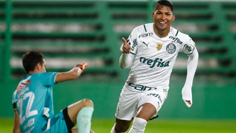 Rony comemora um de seus gols pelo Palmeiras contra o Defensa y Justicia pela Libertadores - Marcos Brindicci - Pool/Getty Images