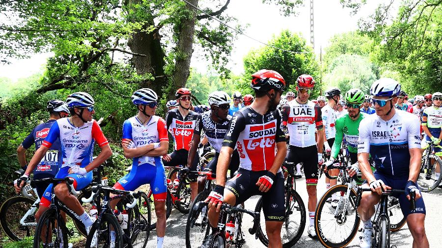 Ciclistas protestaram no início da 4ª etapa do Tour de France - Getty Images