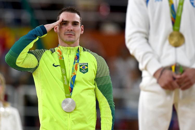 Arthur Zanetti, com a medalha de prata das argolas da Rio-2016, presta continência no pódio