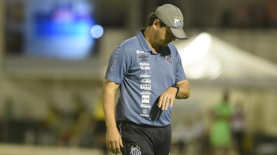 Técnico Fernando Diniz observa relógio em jogo contra a Juazeirense - Ivan Storti