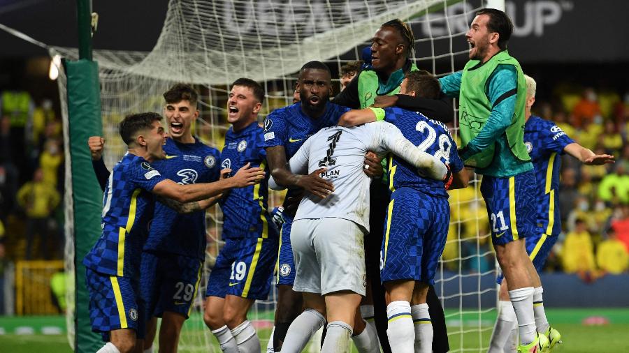Jogadores do Chelsea comemoram a conquista do título da Supercopa da Uefa após vitória nos pênaltis sobre o Villarreal - PAUL ELLIS/AFP