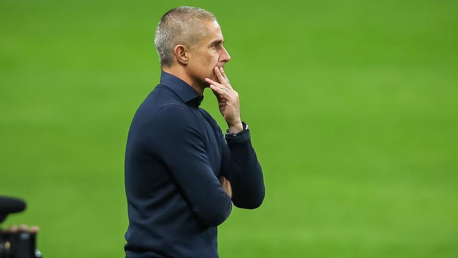 O técnico Sylvinho durante Grêmio x Corinthians pelo Brasileirão - Pedro H. Tesch/AGIF