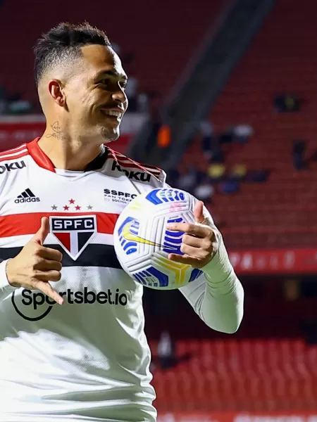  Luciano jogador do São Paulo comemora seu gol durante partida contra o Juventude no Morumbi  - Marcello Zambrana/AGIF - Marcello Zambrana/AGIF