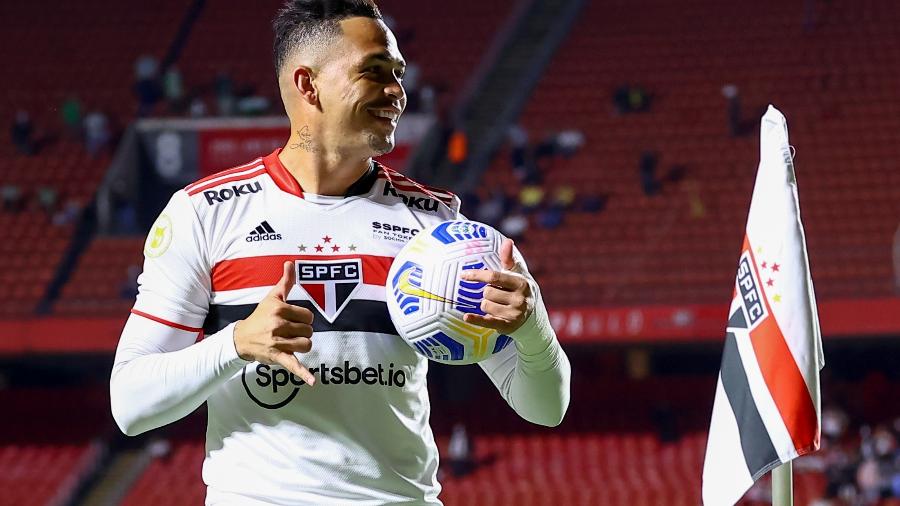  Luciano jogador do São Paulo comemora seu gol durante partida contra o Juventude no Morumbi  - Marcello Zambrana/AGIF