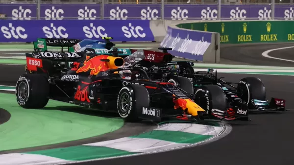 Max Verstappen e Lewis Hamilton lado a lado; holandês da Red Bull ficou com o título - REUTERS/Ahmed Yosri - REUTERS/Ahmed Yosri