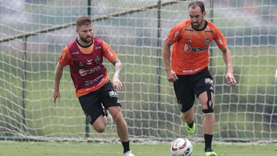 Principal reforço do Atlético-MG para 2022, o zagueiro Diego Godín pode estrear diante do Patrocinense - Pedro Souza/Atlético-MG