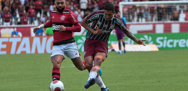 Cris Silva avança com a bola pelo Fluminense em confronto com o Flamengo