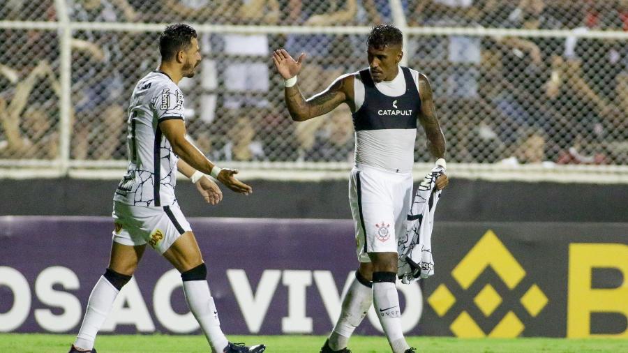 Giuliano e Paulinho festejam gol e vitória do Corinthians em Itu - Rodrigo Coca/ Ag. Corinthians 