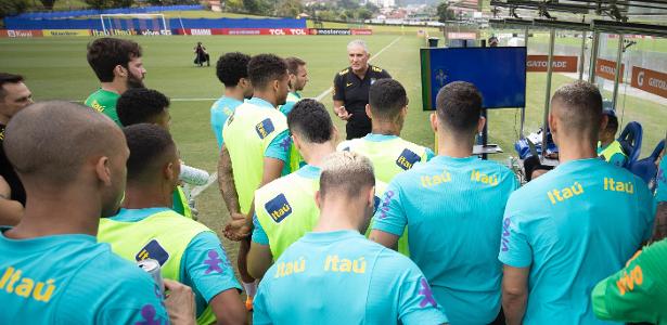 Tite usa tela para dar instruções aos jogadores da seleção na Granja Comary