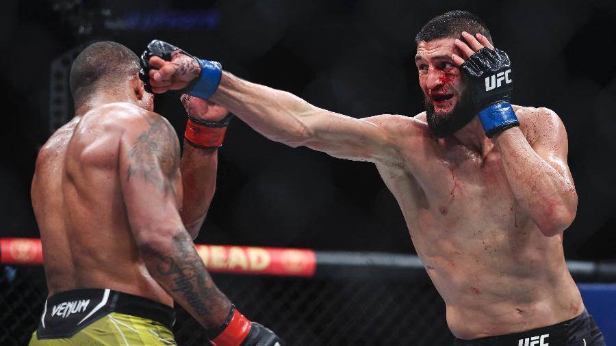 Khamzat Chimaev (à direita) acerta soco em Gilberto Durinho durante luta do UFC 273 - James Gilbert / GETTY IMAGES NORTH AMERICA / Getty Images via AFP