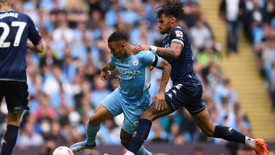 22.5.22 - Gabriel Jesus, do Manchester City, disputa bola com Tyrone Mings, do Aston Villa - Oli SCARFF / AFP