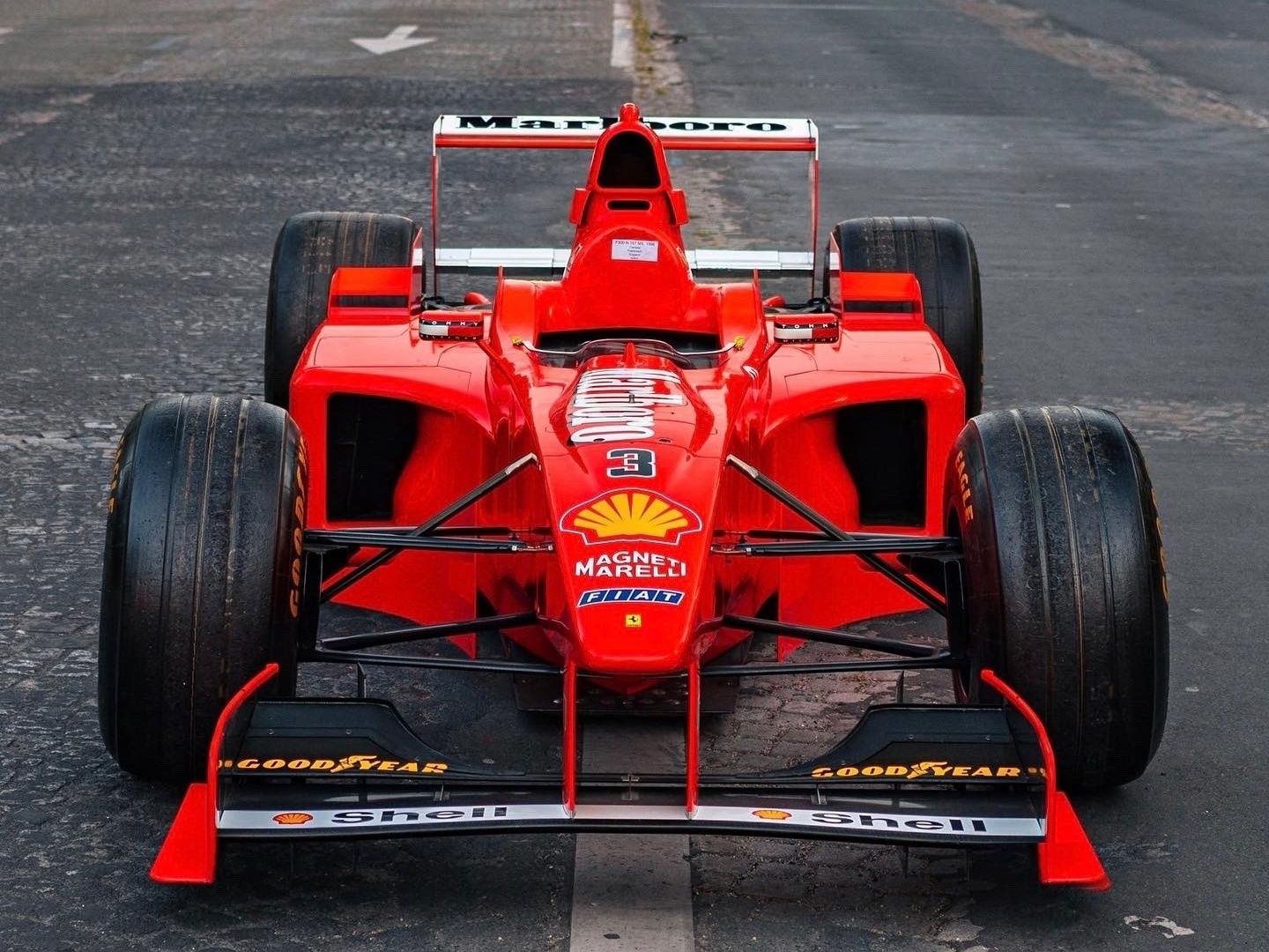 Ferrari de Fórmula 1 é flagrado em rodovia na República Tcheca