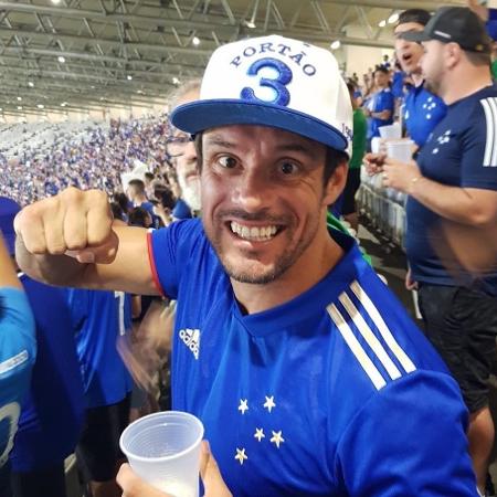 Fabrício nas arquibancadas do Mineirão em jogo do Cruzeiro - Arquivo pessoal 