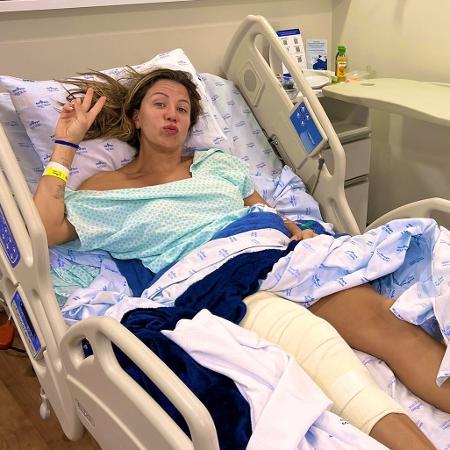 Apresentadora realizou uma artroscopia após romper o menisco do joelho direito - Reprodução/Twitter