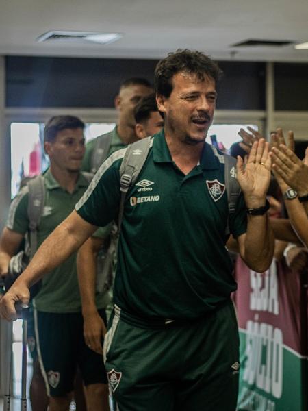 Fernando Diniz fala com torcedores do Fluminense em chegada ao Maracanã - Foto: Marina Garcia/Fluminense FC