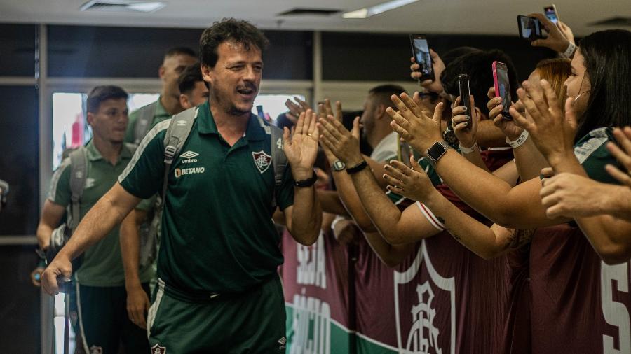 Fernando Diniz fala com torcedores do Fluminense em chegada ao Maracanã - Foto: Marina Garcia/Fluminense FC