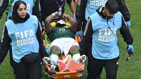 Yasser Al-Shahrani, da Arábia Saudita sai de maca após levar joelhada de próprio goleiro na Copa do Mundo - GLYN KIRK / AFP - GLYN KIRK / AFP